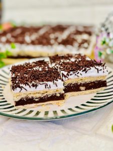 Prăjitura Kati cu foaie sfărmată și bezea