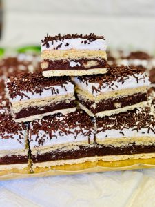 Prăjitura Kati cu foaie sfărmată și bezea