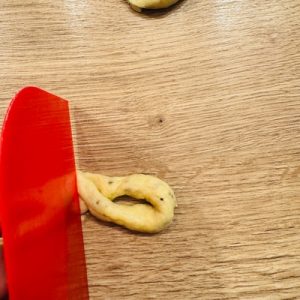 Covrigei Taralli cu ulei de măsline și fenicul