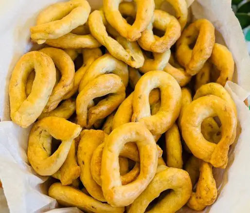 Covrigei Taralli cu ulei de măsline și fenicul