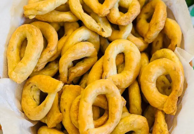 Covrigei Taralli cu ulei de măsline și fenicul