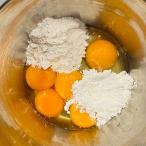 Tort Tiramisu cu cremă de vanilie