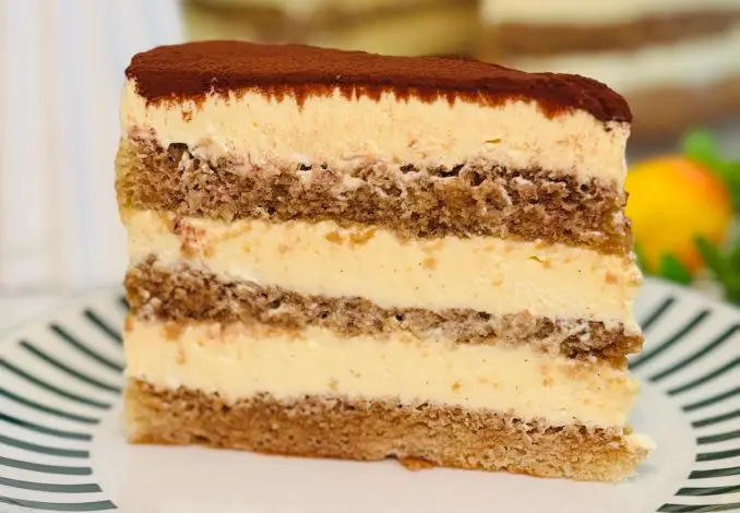 Tort Tiramisu cu cremă de vanilie