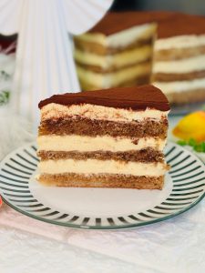 Tort Tiramisu cu cremă de vanilie