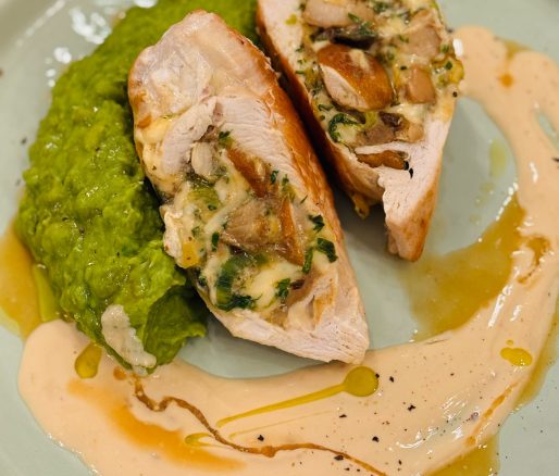 Piept de pui umplut cu ciuperci și mazăre zdrobită