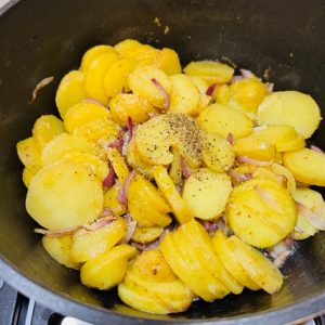 Cartofi copți cu ceapă și bacon - Bratkartoffeln