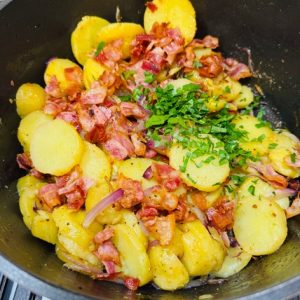 Cartofi copți cu ceapă și bacon - Bratkartoffeln