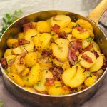 Cartofi copți cu ceapă și bacon - Bratkartoffeln