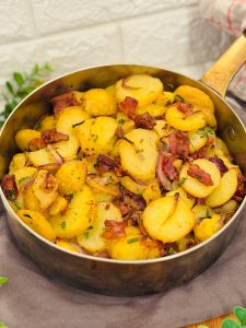 Cartofi copți cu ceapă și bacon - Bratkartoffeln