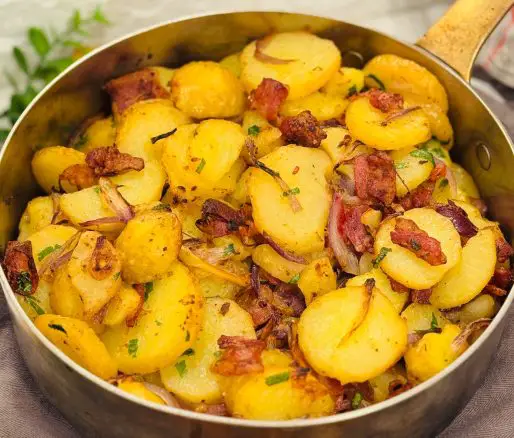 Cartofi copți cu ceapă și bacon - Bratkartoffeln