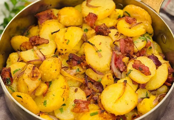 Cartofi copți cu ceapă și bacon - Bratkartoffeln