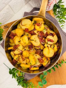 Cartofi copți cu ceapă și bacon - Bratkartoffeln