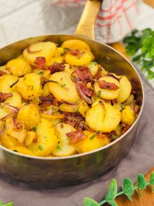 Cartofi copți cu ceapă și bacon - Bratkartoffeln