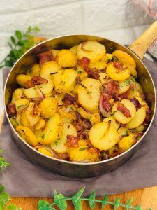 Cartofi copți cu ceapă și bacon - Bratkartoffeln