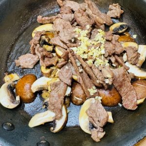 Paste cu antricot de vită și ciuperci