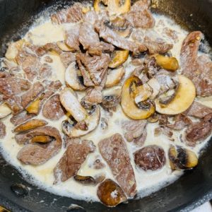 Paste cu antricot de vită și ciuperci