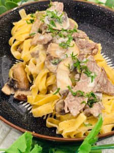 Paste cu antricot de vită și ciuperci