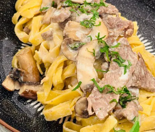 Paste cu antricot de vită și ciuperci