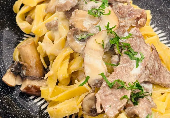 Paste cu antricot de vită și ciuperci