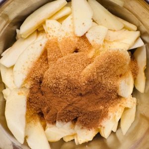 Apple crumble cu sos de vanilie