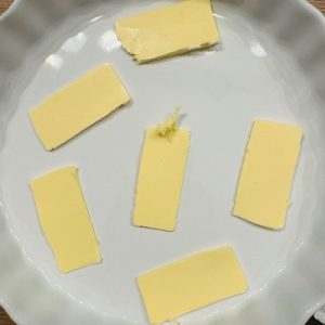 Apple crumble cu sos de vanilie