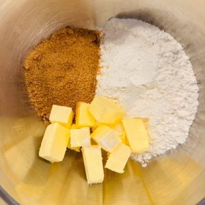 Apple crumble cu sos de vanilie