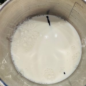 Apple crumble cu sos de vanilie