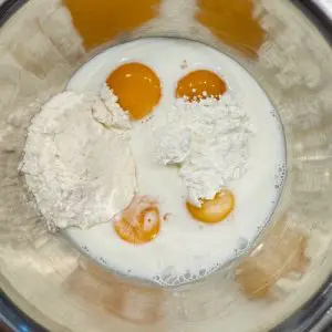 Apple crumble cu sos de vanilie