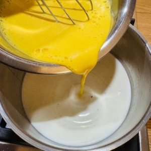 Apple crumble cu sos de vanilie