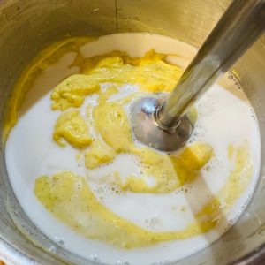 Apple crumble cu sos de vanilie