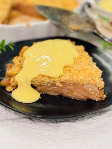 Apple crumble cu sos de vanilie