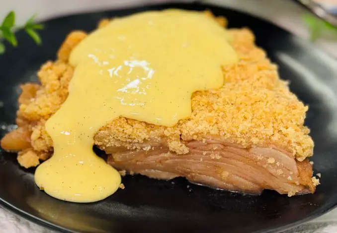 Apple crumble cu sos de vanilie