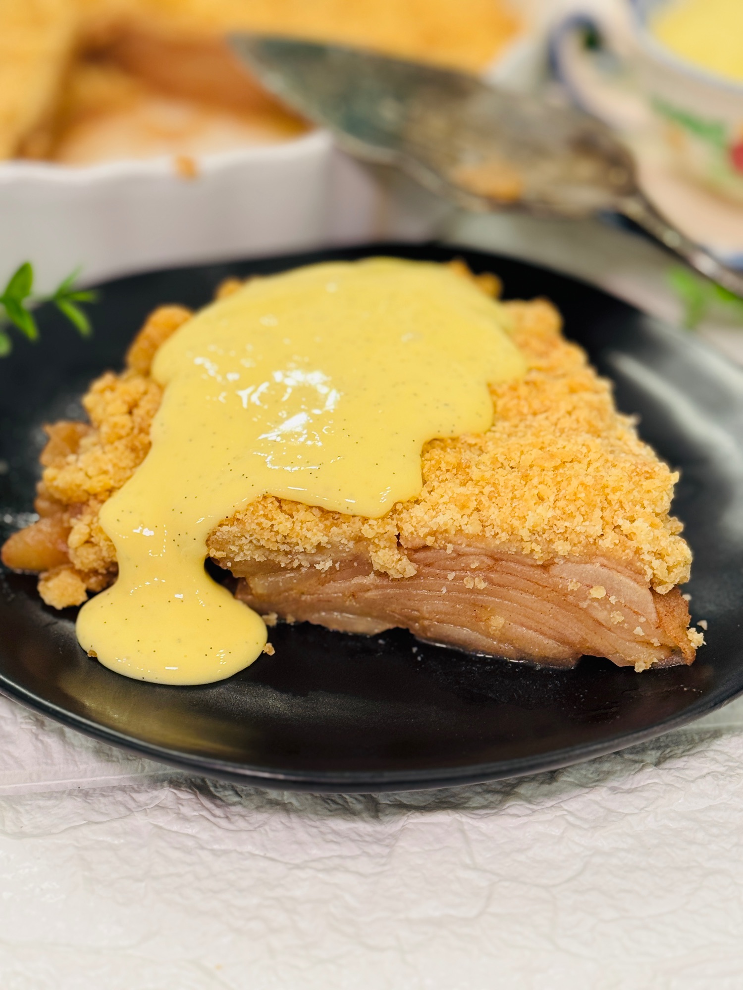 Apple crumble cu sos de vanilie