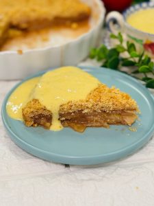 Apple crumble cu sos de vanilie