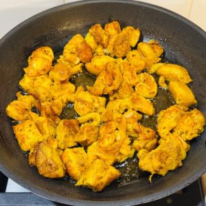 Friptură de pui la tigaie cu sparanghel