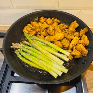 Friptură de pui la tigaie cu sparanghel