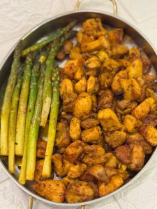 Friptură de pui la tigaie cu sparanghel