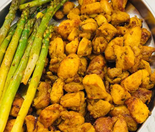 Friptură de pui la tigaie cu sparanghel