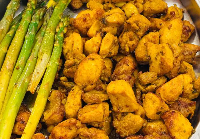 Friptură de pui la tigaie cu sparanghel