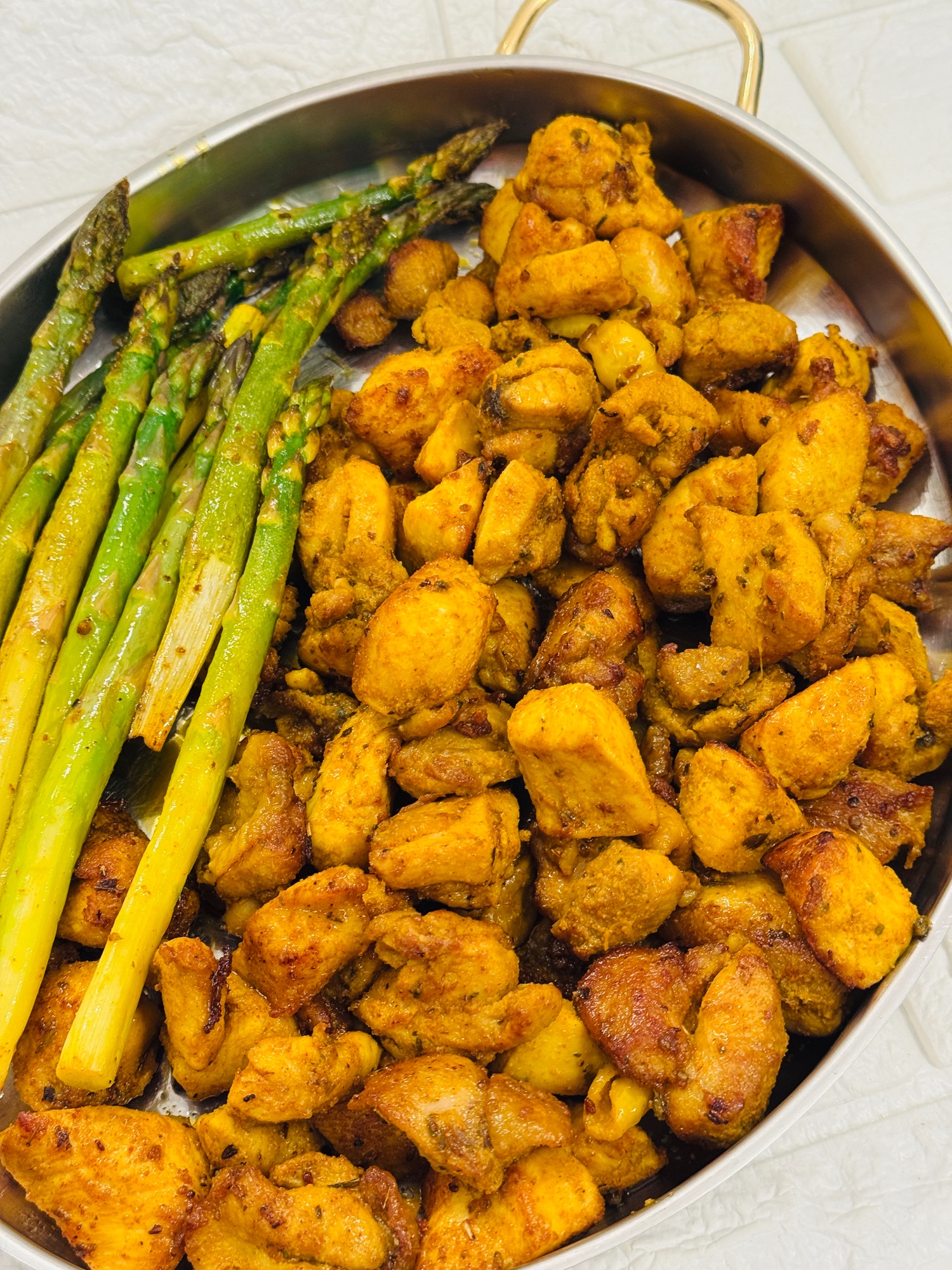 Friptură de pui la tigaie cu sparanghel