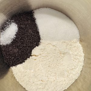 Cornulețe cu mac și lămâie glazurate cu ciocolată albă