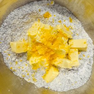 Cornulețe cu mac și lămâie glazurate cu ciocolată albă