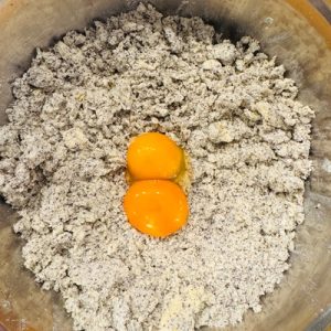 Cornulețe cu mac și lămâie glazurate cu ciocolată albă