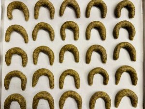 Cornulețe cu mac și lămâie glazurate cu ciocolată albă