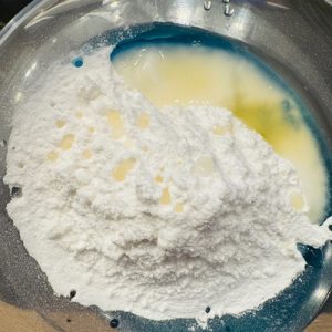 Cornulețe cu mac și lămâie glazurate cu ciocolată albă