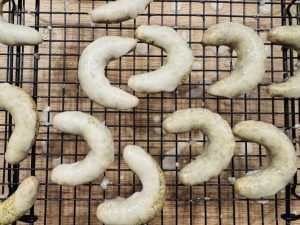 Cornulețe cu mac și lămâie glazurate cu ciocolată albă