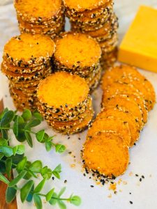 Biscuiți cu cheddar și susan