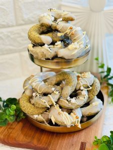 Cornulețe cu mac și lămâie glazurate cu ciocolată albă