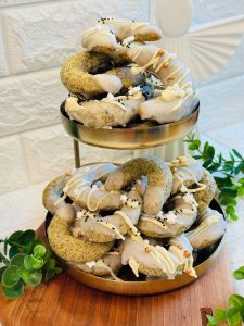 Cornulețe cu mac și lămâie glazurate cu ciocolată albă