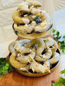 Cornulețe cu mac și lămâie glazurate cu ciocolată albă